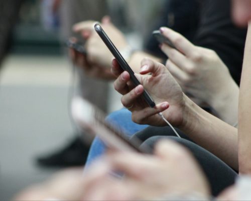 Πρωταθλήτρια η Κύπρος στο «ψηφιακό ναρκωτικό» – Σχεδόν κάθε νέος στο νησί είναι δέσμιος των αλγορίθμων