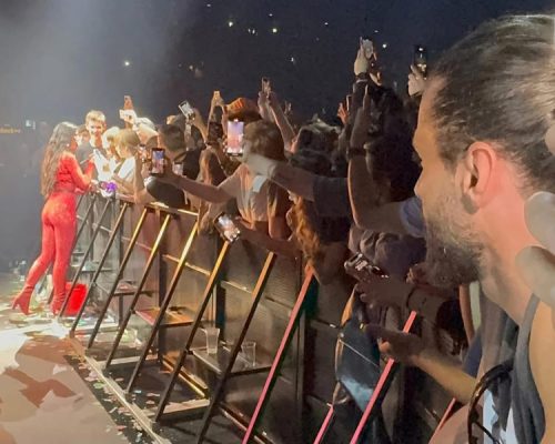 Ο Βασάλος σε απόσταση αναπνοής από τη Dua Lipa τρώει ανελέητο τρολάρισμα από Fipster και Χρηστίδου