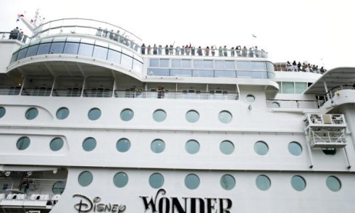 Δραματικές στιγμές στο κρουαζιερόπλοιο της Disney – Πατέρας πήδηξε στη θάλασσα για να σώσει την κόρη του (Βίντεο)