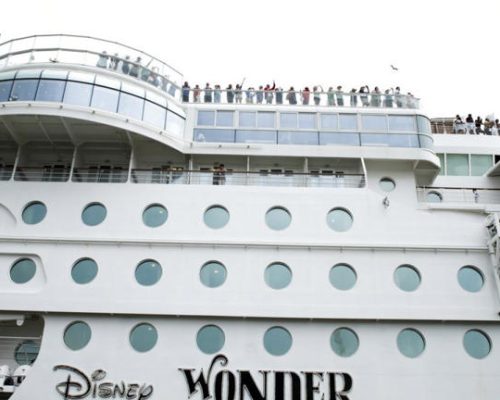 Δραματικές στιγμές στο κρουαζιερόπλοιο της Disney – Πατέρας πήδηξε στη θάλασσα για να σώσει την κόρη του (Βίντεο)