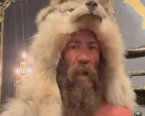 Ο fitness influencer Liver King συνελήφθη στο Τέξας αφού προκάλεσε τον podcaster Joe Rogan σε viral βίντεο