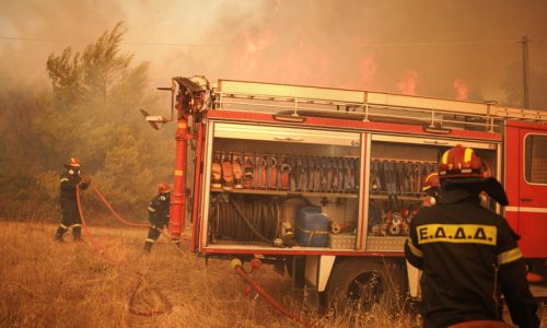 Φωτιά στην Αττική: Μεγάλη αναζωπύρωση στη Νέα Μάκρη – Εκκενώθηκε ο Ερυθρός