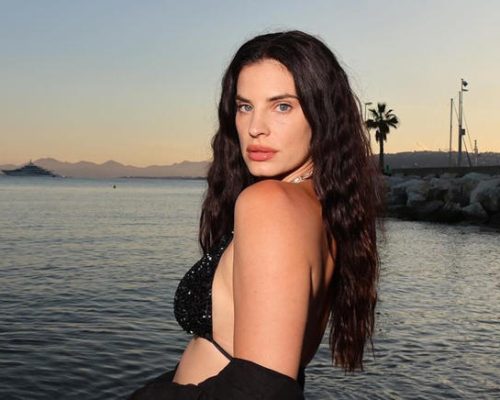 H Χριστίνα Μπόμπα έδωσε στο office style την πιο girly πινελιά