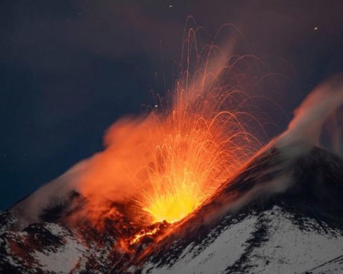 Ορδές τουριστών σπεύδουν στην «θυμωμένη» Αίτνα – Σκιέρ κατέβηκαν πλαγιά με φόντο τη λάβα