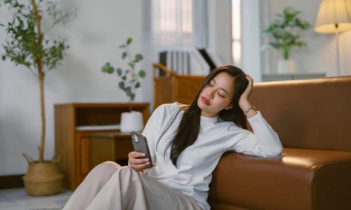 Μήπως το ασταμάτητο scroll στο κινητό σου προκαλεί υπαρξιακή κρίση;