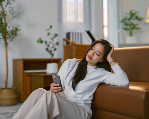 Μήπως το ασταμάτητο scroll στο κινητό σου προκαλεί υπαρξιακή κρίση;