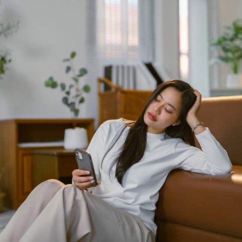 Μήπως το ασταμάτητο scroll στο κινητό σου προκαλεί υπαρξιακή κρίση;