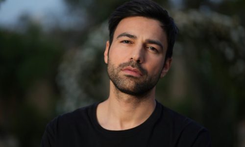 Μπλε Ώρες: Τι δηλώνει ο Ανδρέας Γεωργίου για τη νέα του σειρά – Η επιστροφή και η σκοτεινή ιστορία που θα καθηλώσει (Βίντεο)