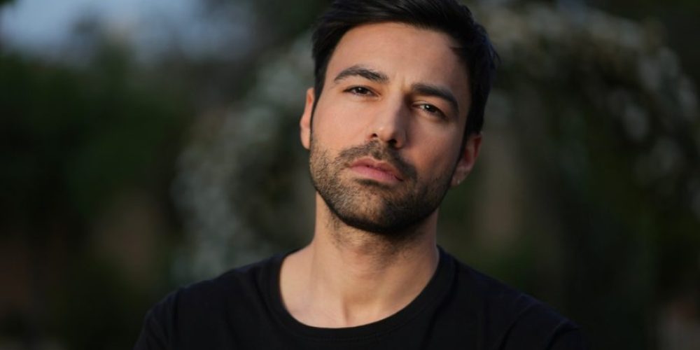 Μπλε Ώρες: Τι δηλώνει ο Ανδρέας Γεωργίου για τη νέα του σειρά – Η επιστροφή και η σκοτεινή ιστορία που θα καθηλώσει (Βίντεο)