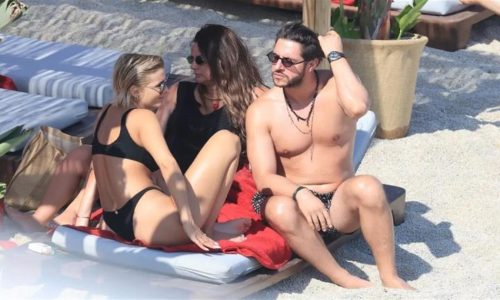 Δεν είχαν δει την κάμερα: Το φιλί στο στόμα σε παραλία της Μυκόνου για γνωστό ζευγάρι