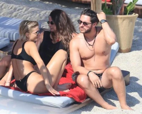 Δεν είχαν δει την κάμερα: Το φιλί στο στόμα σε παραλία της Μυκόνου για γνωστό ζευγάρι