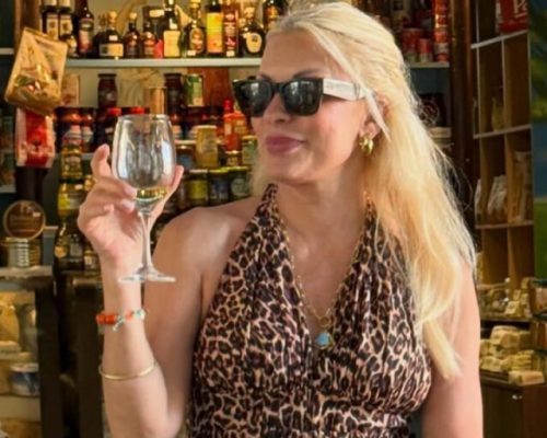 Ελένη Μενεγάκη: Σπάνια εμφάνιση για κρασί ντυμένη στα λεοπάρ – Πιο κούκλα από ποτέ (φωτό)