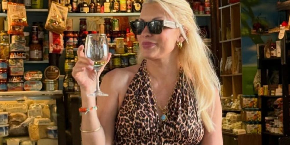 Ελένη Μενεγάκη: Σπάνια εμφάνιση για κρασί ντυμένη στα λεοπάρ – Πιο κούκλα από ποτέ (φωτό)