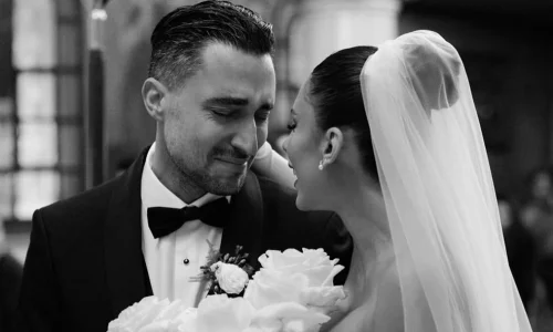 Σάκης Κατσούλης – Μαριαλένα Ρουμελιώτη: Το επίσημο άλμπουμ του γάμου τους – Τα δάκρυα και τα φιλιά