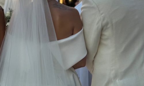 Παντρεύτηκε γνωστή τραγουδίστρια τον αγαπημένο της: Τους άδειασαν έναν κουβά ρύζι στο κεφάλι! (Φωτογραφίες & Βίντεο)
