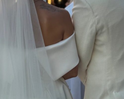 Παντρεύτηκε γνωστή τραγουδίστρια τον αγαπημένο της: Τους άδειασαν έναν κουβά ρύζι στο κεφάλι! (Φωτογραφίες & Βίντεο)
