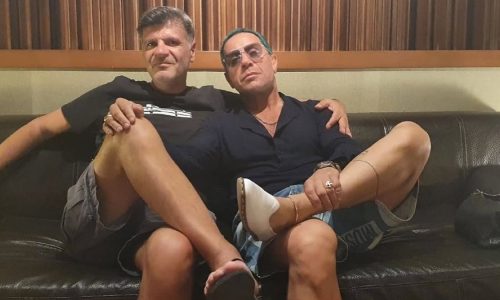 Γιώργος Μαζωνάκης: Με πράσινη κόμη δίπλα στον Φοίβο Δεληβοριά – Η πρώτη του έξοδος μετά τη νοσηλεία