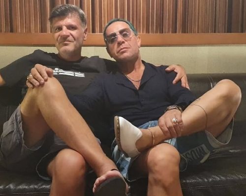 Γιώργος Μαζωνάκης: Με πράσινη κόμη δίπλα στον Φοίβο Δεληβοριά – Η πρώτη του έξοδος μετά τη νοσηλεία