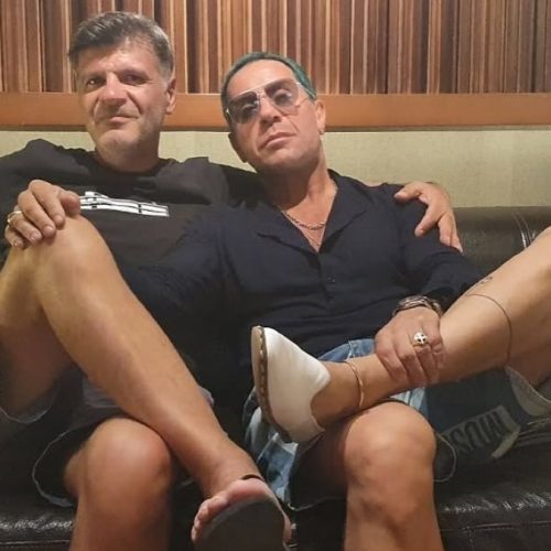 Γιώργος Μαζωνάκης: Με πράσινη κόμη δίπλα στον Φοίβο Δεληβοριά – Η πρώτη του έξοδος μετά τη νοσηλεία