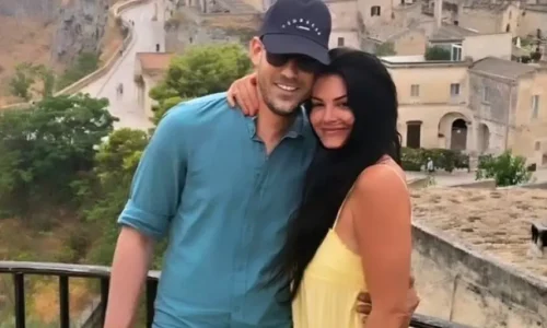 Μαρία Κορινθίου & Γιώργος Καραθανάσης: Λάμπουν από έρωτα στη θεατρική τους έξοδο