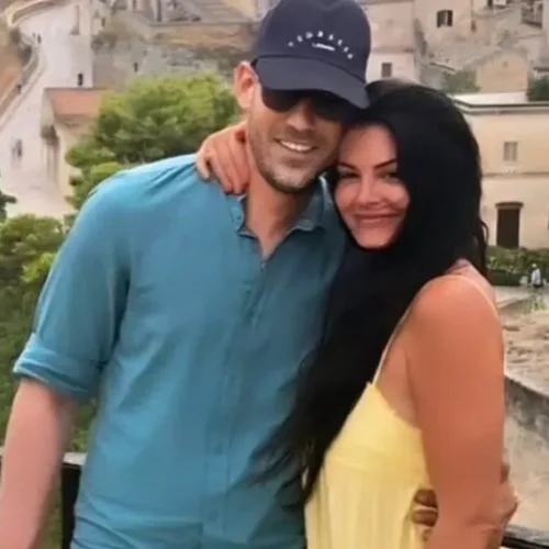 Μαρία Κορινθίου & Γιώργος Καραθανάσης: Λάμπουν από έρωτα στη θεατρική τους έξοδο