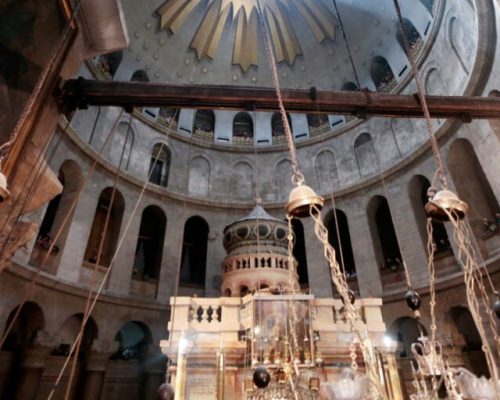 Σε βίντεο αποτύπωσε τους ήχους από τα Πάθη του Χριστού μέσα στον Πανάγιο Τάφο