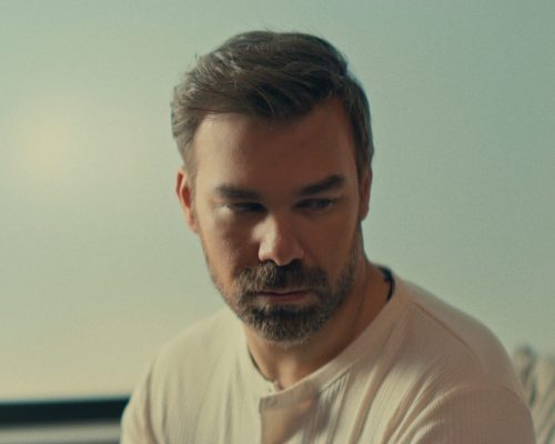 Γιώργος Σαμπάνης: Όταν το Κάρμα γίνεται Τέχνη – Τα παρασκήνια του «Δε Μ’ Αγαπούσες» (Δείτε το video clip)