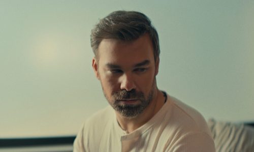 Γιώργος Σαμπάνης: Όταν το Κάρμα γίνεται Τέχνη – Τα παρασκήνια του «Δε Μ’ Αγαπούσες» (Δείτε το video clip)