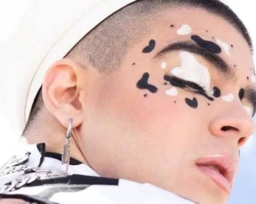 Jo Dennys: «Δε νιώθω αγόρι ή κορίτσι, αυτόπροσδιορίζομαι ως gender fluid άτομο» (Δείτε το βίντεο)