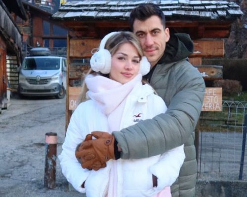 Η Στυλιάνα Αβερκίου βλέπει τα προσκλητήρια του γάμου της και ενθουσιάζεται (Δείτε φωτογραφία)