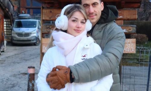 Η Στυλιάνα Αβερκίου βλέπει τα προσκλητήρια του γάμου της και ενθουσιάζεται (Δείτε φωτογραφία)