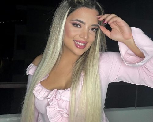 Από την Ελλάδα στο Story της Kylie Jenner: Το viral “Barbie Girl” Connie.officiallook που έγραψε ιστορία (Δείτε φωτογραφίες)