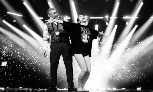 Δεν θα πιστεύετε ποιος γνωστός Κύπριος σκηνοθέτης βρέθηκε στη σκηνή του σουηδικού τελικού!