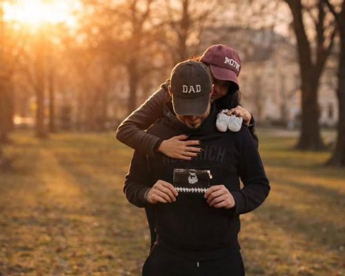 Κύπρια τραγουδίστρια περιμένει το πρώτο της παιδί! Το ανακοίνωσε με τρυφερό βίντεο.