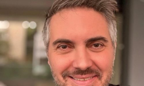 Μιχάλης Χατζηγιάννης: Γιατί σηκώθηκε και έφυγε πριν ξεκινήσει η θεατρική παράσταση (Δείτε το βίντεο)