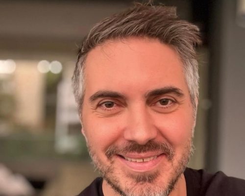 Μιχάλης Χατζηγιάννης: Γιατί σηκώθηκε και έφυγε πριν ξεκινήσει η θεατρική παράσταση (Δείτε το βίντεο)