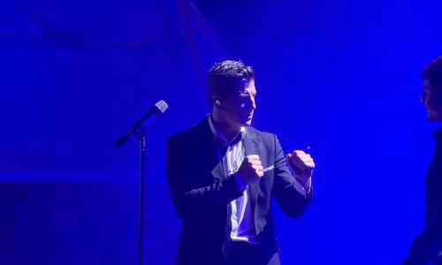 Σάκης Ρουβάς: Παραδίδει μαθήματα «καράτε» στη Λεμεσό για τα μάτια μιας θαυμάστριας! (Δείτε Βίντεο)