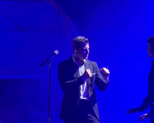 Σάκης Ρουβάς: Παραδίδει μαθήματα «καράτε» στη Λεμεσό για τα μάτια μιας θαυμάστριας! (Δείτε Βίντεο)