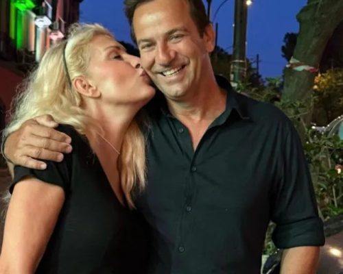 Η Ελένη Μενεγάκη φωτογραφήθηκε με τον Κινγκ Κονγκ και την κόρη της στη Νάπολη, το φιλί με τον Ματέο Παντζόπουλο (Δείτε φωτογραφίες)