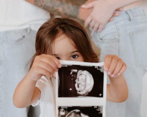 Κύπριος τραγουδιστής ανακοίνωσε ότι θα γίνει για δεύτερη φορά μπαμπάς