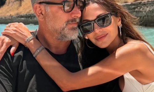 Η αγκαλιά της Δέσποινας Βανδή με τον Βασίλη Μπισμπίκη πάνω σε σκάφος, (Δείτε φωτογραφία)
