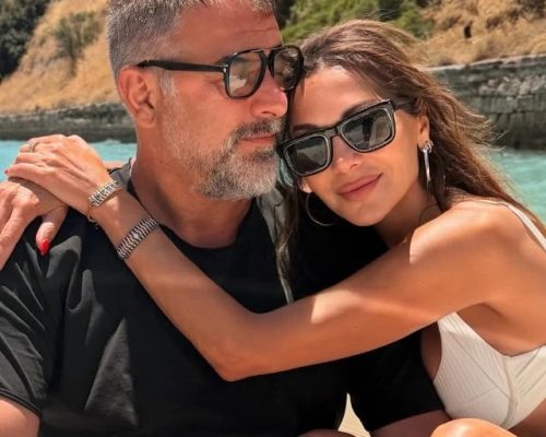Η αγκαλιά της Δέσποινας Βανδή με τον Βασίλη Μπισμπίκη πάνω σε σκάφος, (Δείτε φωτογραφία)