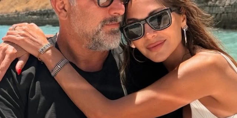 Η αγκαλιά της Δέσποινας Βανδή με τον Βασίλη Μπισμπίκη πάνω σε σκάφος, (Δείτε φωτογραφία)