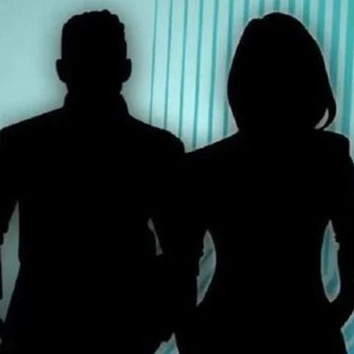 Σάλος με πασίγνωστη Ελληνίδα τραγουδίστρια: Χώρισε λόγω… οργίων σε καμαρίνι – Ήταν ζευγάρι με συνάδελφό της