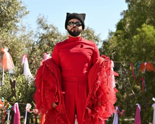 Ο Akylas εισβάλλει σε τηλεοπτική σειρά – Ποιοι παντρεύονται και αναλαμβάνει το γλέντι;