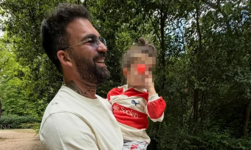 Ο Δημήτρης Αλεξάνδρου φωτογραφίζεται με τον γιο του: Στο τέλος της ημέρας, αυτός είναι όλος μου ο κόσμος, γράφει