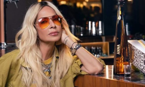 Άννα Βίσση: Με «χρυσή» τσάντα αξίας χιλιάδων ευρώ απογείωσε το λευκό κοστούμι της