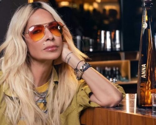 Άννα Βίσση: Με «χρυσή» τσάντα αξίας χιλιάδων ευρώ απογείωσε το λευκό κοστούμι της