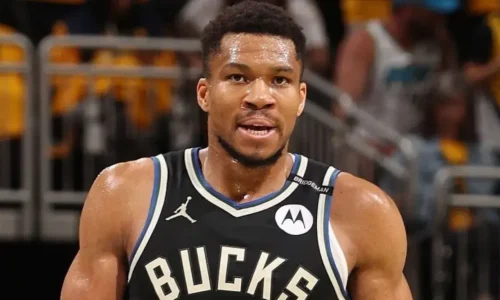 Έξαλλος ο Αντετοκούνμπο με δημοσιογράφο για τον Τσιτσιπά: “Αφήστε ήσυχο το παιδί”