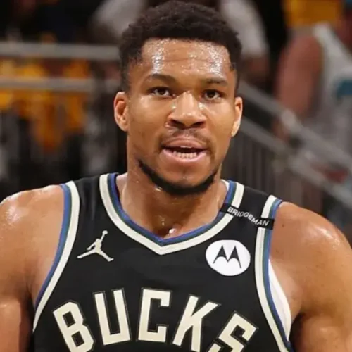 Έξαλλος ο Αντετοκούνμπο με δημοσιογράφο για τον Τσιτσιπά: “Αφήστε ήσυχο το παιδί”